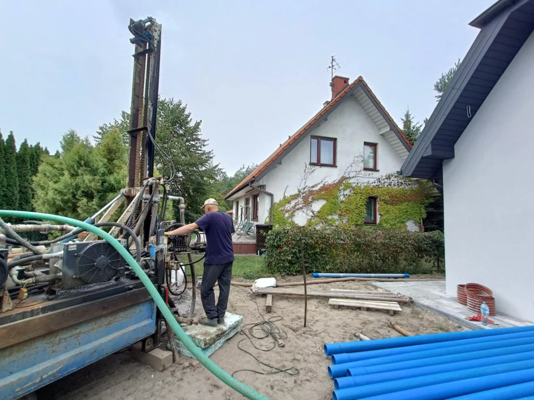 Wiertnica i przygotowane rury studzienne
